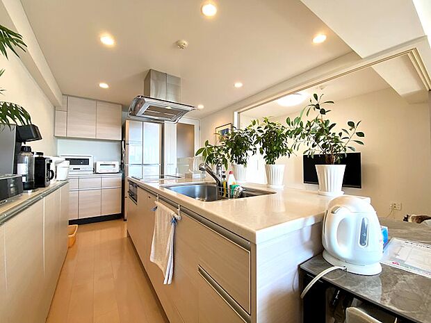 【キッチン】広々した空間が印象的です。アイランドキッチンならではの換気扇が部屋の開放感を演出します。