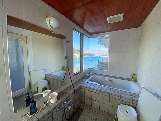 浴室。紺碧の相模湾を見ながら入浴可能です。