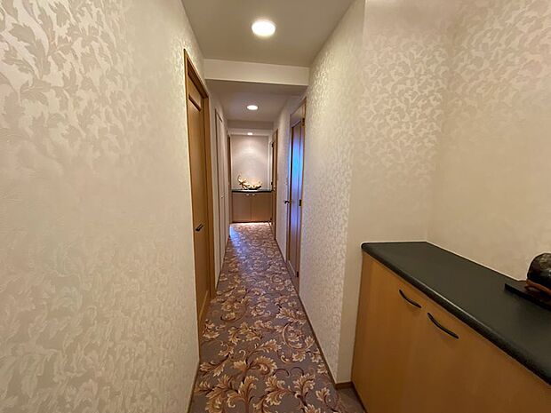 玄関を入ると花柄のカーペットの廊下が華やかさを演出します。