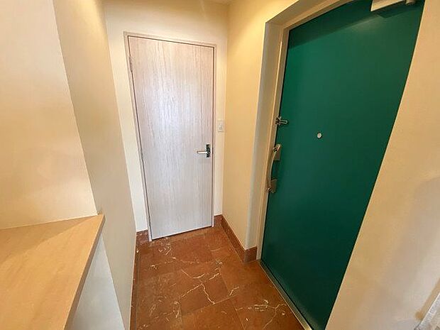 【玄関】エレベーターで9階へ。物件室内をご紹介致します。こちらは玄関。グリーンのドアが高揚します。