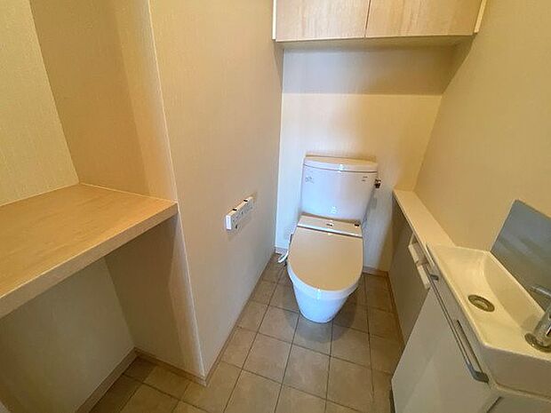 【トイレ】玄関すぐ左に配置されているトイレ。ゆったりとしたスペースです。
