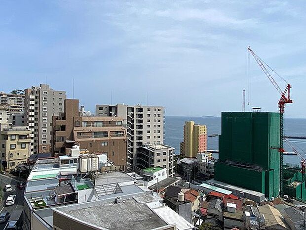 【眺望】バルコニーから東側の眺望。サンビーチ前のリゾートレジデンスやリゾートホテルが並びます。