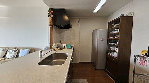 こちらがキッチンスペース。収納棚や冷蔵庫を設置しています。