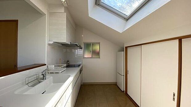 キッチン：こちらも天窓を利用。収納スペースも配備。