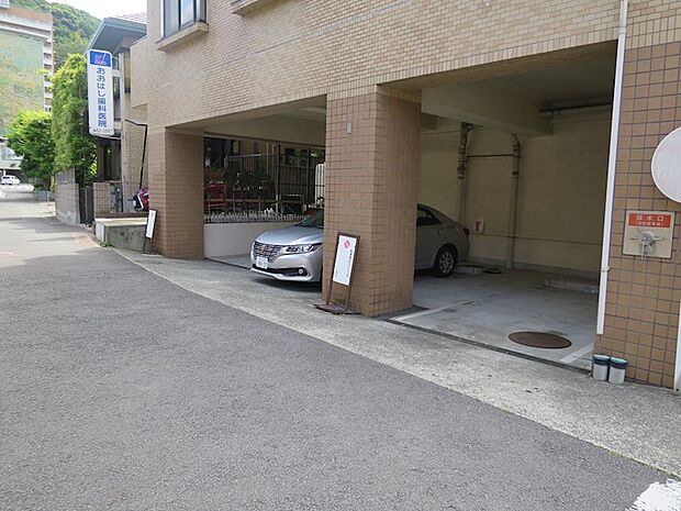 【駐車場】奥側の2台は日貸駐車場になります。