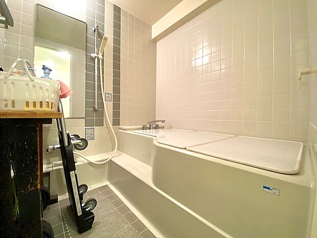 【浴室】同フロアに温泉大浴場がある為こちらは物置　利用です。
