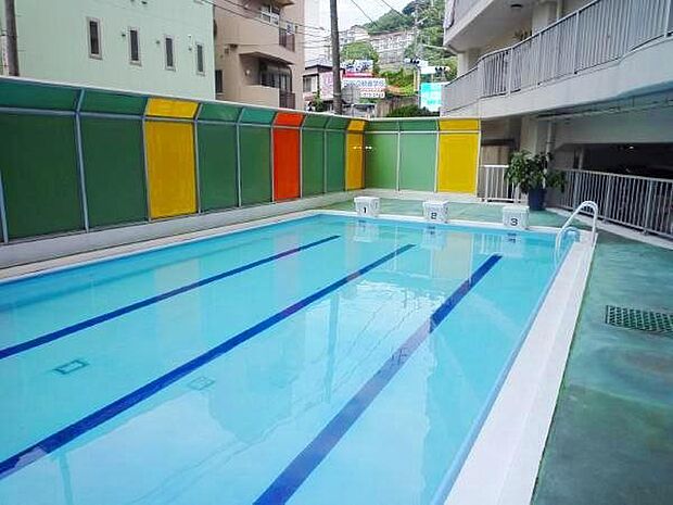 敷地内の屋外プールも完備されています。（7月中旬〜8月末）10：00〜17：00（無料）