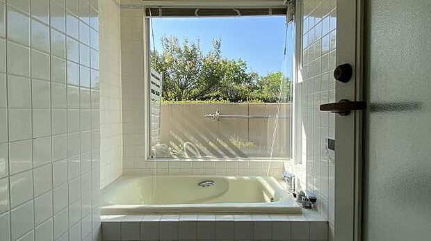 浴室からの眺め：視線を感じない緑の多い眺望です。