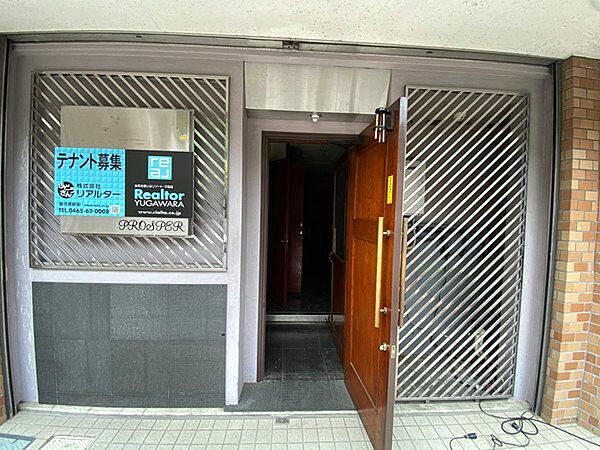【店舗玄関】木製の重厚感あるドアがお出迎え。