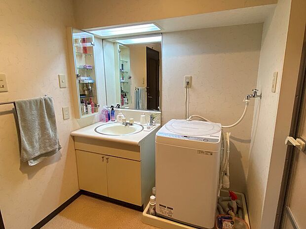 洗面室には余裕のあるスペースがあり、洗濯機置き場もございます。