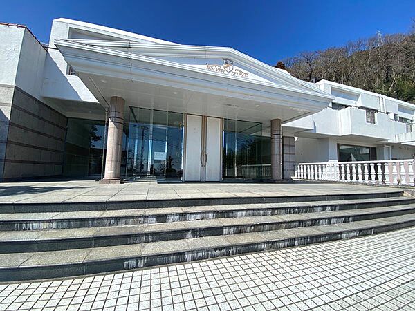 【エントランス】白亜の宮殿を思わせるレジデンスエントランス。優雅な時間がここから始まります。