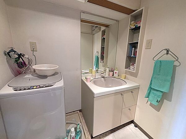 洗面室。洗濯機置場が設置されております。