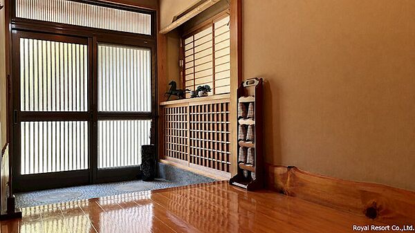 【玄関】木の温もりを活かした設えと趣ある建具が、訪れる方を優しく迎え入れます。