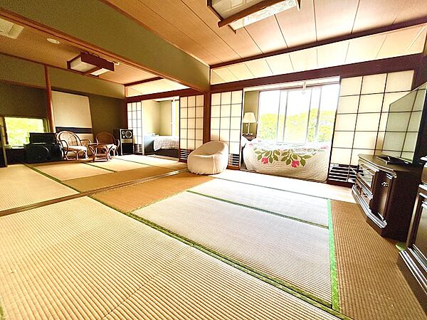 2階に約8.7帖の和室が6部屋並びます。こちらは襖を開放して2間続きです。