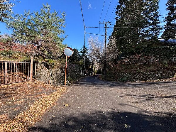 前面道路は幅員約4.0m私道。約34.0m接道しております。