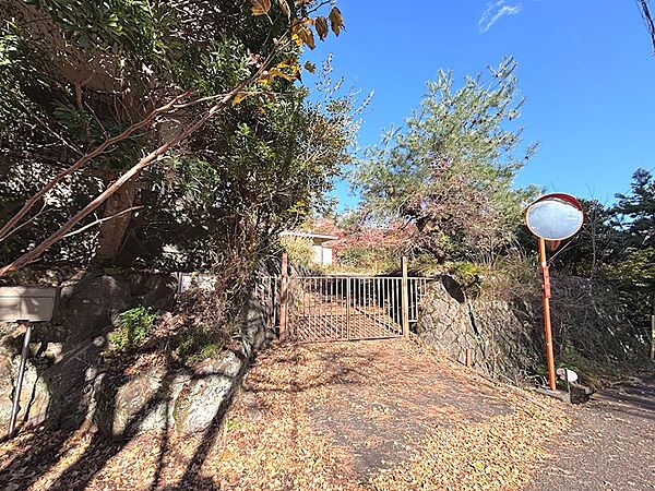 前面道路からの門扉です。