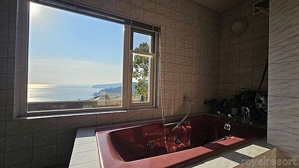 こちら1階にある浴室。桃山水道温泉組合に加入して、温泉を引き込んでいます。