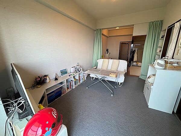 バルコニー側からのリビングダイニングです。奥行きがあり、家具も楽々配置できます。