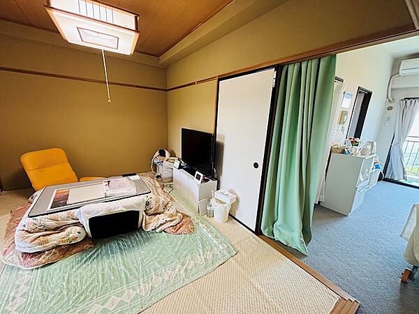 和室6畳になります。落ち着きのある空間です。