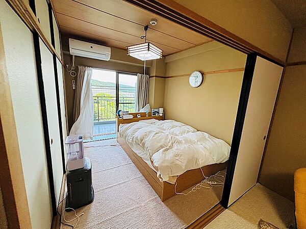 隣にある和室4.5畳です。寝室に適した空間となっております。