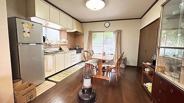 【リビングダイニング】窓が多い為、明るい空間となっております