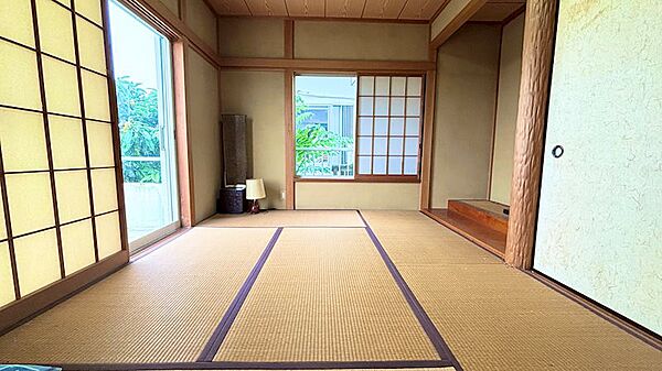 【2階・和室】窓が二面ありますので、風通し・陽当たり良好です