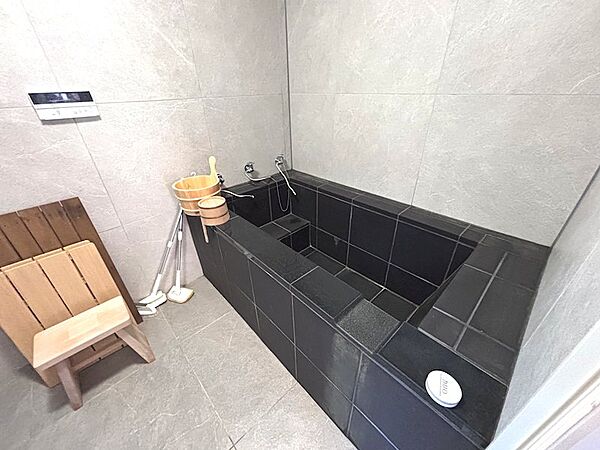 温泉受湯可能な浴室を広げ浴槽も造作しております。