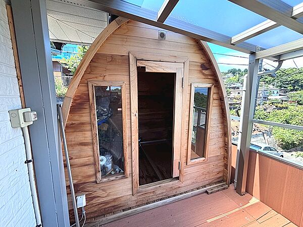 露天風呂に隣接して小屋を設置しております。