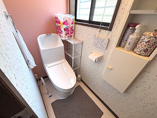 1階トイレ。交換済で大変綺麗です。