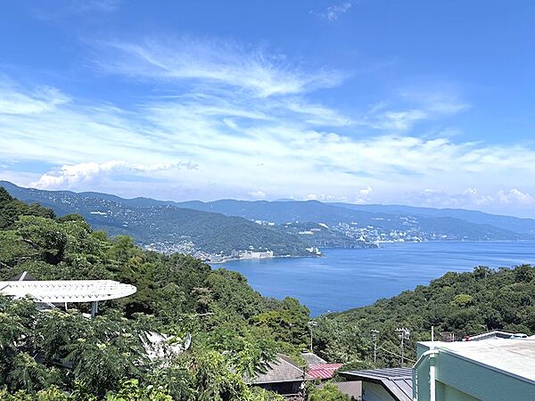 バルコニーからの眺望。紺碧の相模湾一望です。