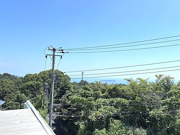 相模湾の真珠「初島」が正面に浮かびます。