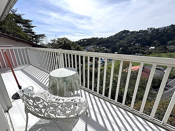 【バルコニー】別荘地ならではの風景でリゾート気分が味わえます。