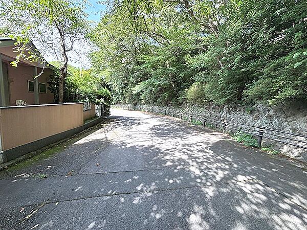 【外観】前面道路からフラットで玄関に入れます。