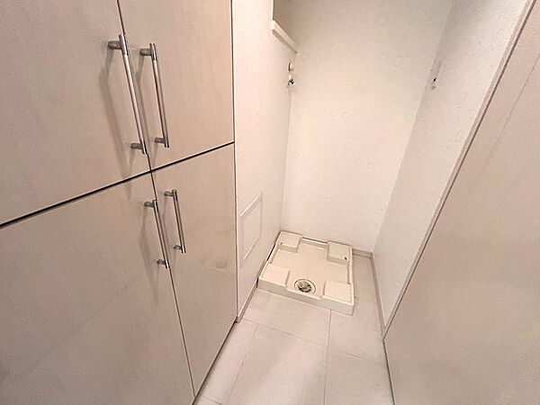 【洗面室】洗面室に洗濯機置場が設置されております。
