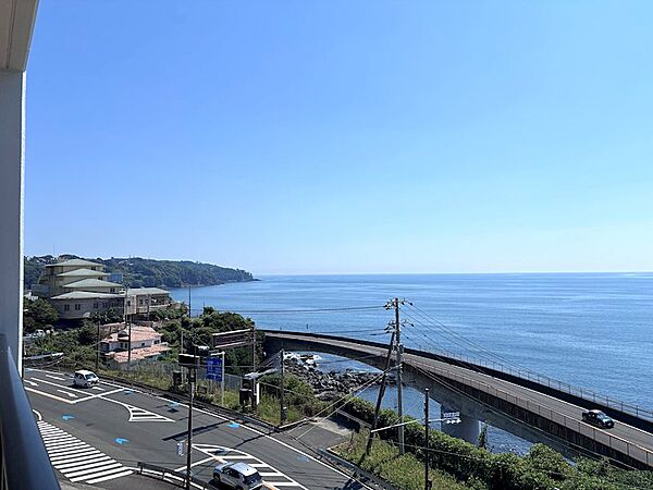 【眺望】バルコニーから東側の眺望。真鶴半島の緑が色鮮やかです。