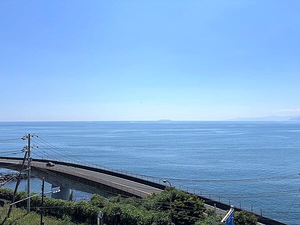 【眺望】バルコニーからの眺望。相模湾の真珠「初島」が正面。さらに伊豆半島の稜線が広がります。
