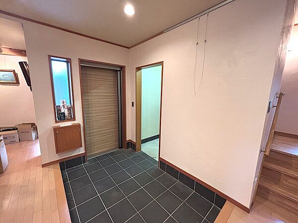 【B棟】玄関はゆったりとしたスペースを確保。