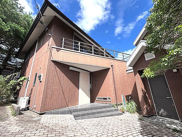 【玄関】右側がA棟、左側がB棟それぞれ玄関となります。