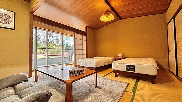 【和室（2）】座椅子にかけながら外を眺めていただくと、日常を忘れることができます。