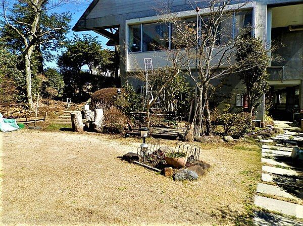 お庭を別角度から。テラス風になっており、こちらでバーベキューなどもお楽しみになっています。