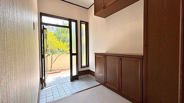 【玄関2】こちらは二世帯住宅用の玄関になっております。