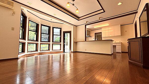 【リビングダイニングキッチン】飾り棚、化粧窓がお部屋に高級感を感じさせます。