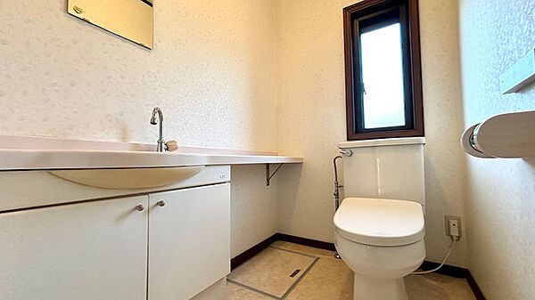 【御手洗い】一階のトイレです。お手洗いは全体的に清潔感が保たれております。