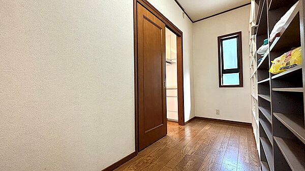 【シューズクローク兼パントリー】充分な空間の納戸がございます。