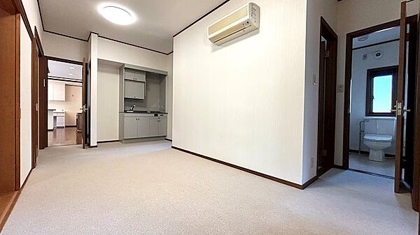 【ホール】ミニキチンも確保されており客間としての利用も可能な空間です。