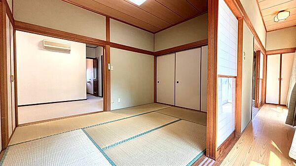 【和室】1階和室は二間ございます。こちらはホールからアクセス可能な西側のお部屋。