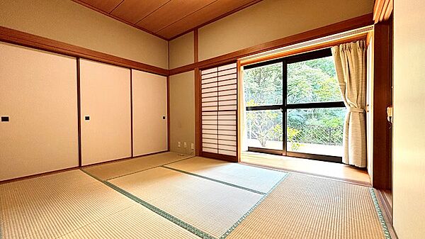 【和室】逆側からのお写真です。広縁が南側にございます。