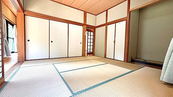 【和室】こちらは東側の和室（角部屋）
