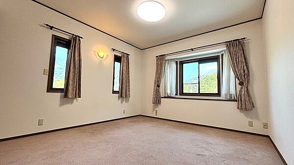 【洋室】こちらは1階最奥の角部屋です。