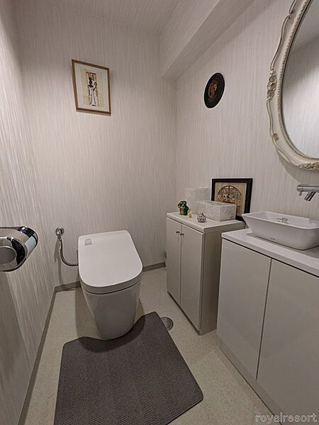 【トイレ】タンクレスタイプのトイレとなります。開放的な空間になっております。（オーナー様撮影）
